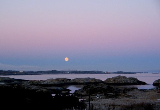 M&aring;ne over Aver&oslash;ya